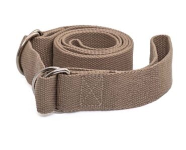 De Yogariem: Een Handig Hulpmiddel voor Je Yoga Sessie vrouw op yogamat met yoga riem