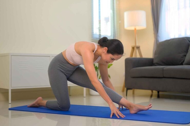 vrouw in yogahouding thuis Een eigen yoga-routine creëren: hoe doe je dat