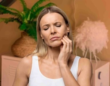 Hoe Je Kaakspanning Kunt Verminderen: Tips en Technieken vrouw met kaakpijn