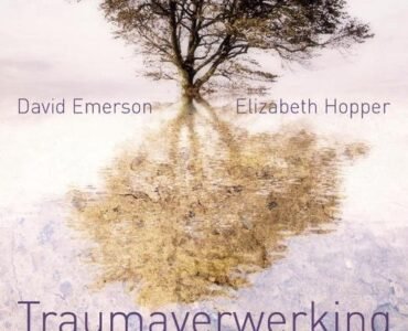 Traumaverwerking door Yoga: Een Gids van David Emerson en Elizabeth Hopper https://www.bol.com/nl/nl/p/traumaverwerking-door-yoga/9200000021732564/
