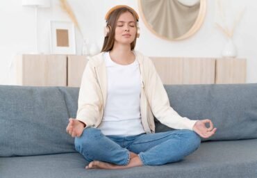 Waarom een Middagpauze Meditatie Essentieel is voor je Gezondheid en Productiviteit yogablog