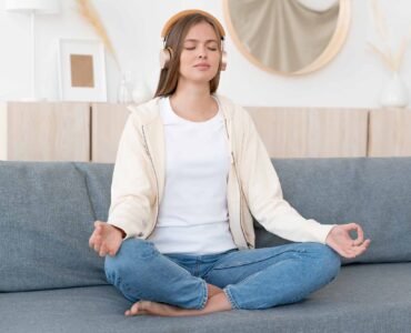 Waarom een Middagpauze Meditatie Essentieel is voor je Gezondheid en Productiviteit yogablog