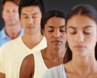 Wat is Metta Bhavana Meditatie: Cultiveer Onvoorwaardelijke Liefde en Vriendelijkheid yogablog